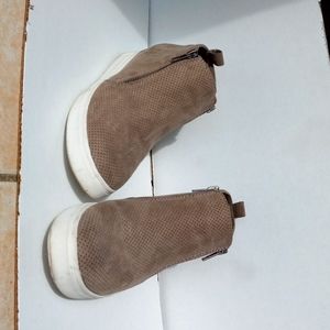 Brown zip-up ankle boots